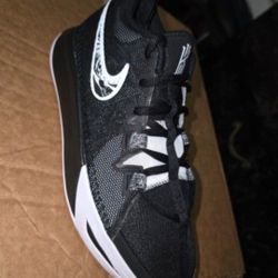 Size 7 Men's Nike Kyrie Flytrap VI ---8.5 Women's