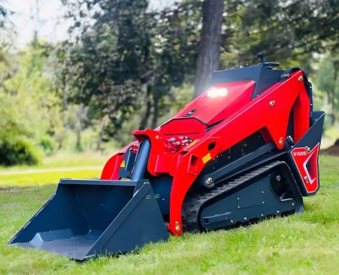 2025 DERETTE V1000 MINI SKID STEER WITH 7 ATTACHMENTS & 25HP D902 KUBOTA DIESEL