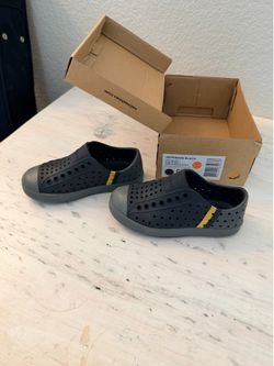 Native toddler size 9 shoes