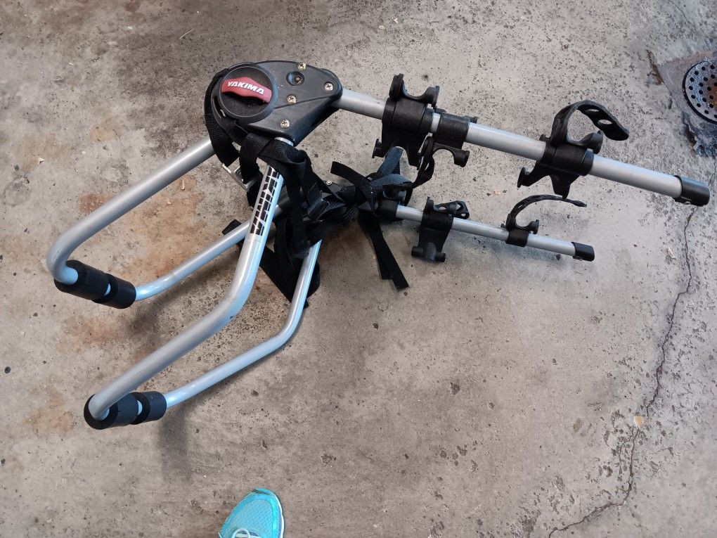 YAKIMA THREE BIKES RACK