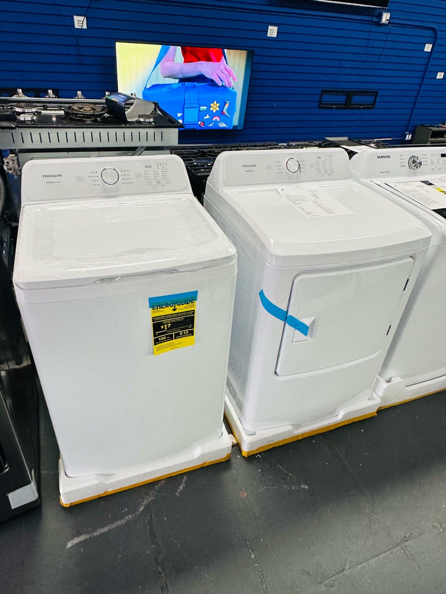 Frigidaire 4.1Cu Washer With Agitator 7.0Cu GAS Dryer