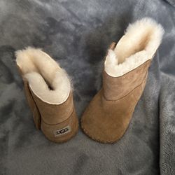 Size 4/5 Uggs