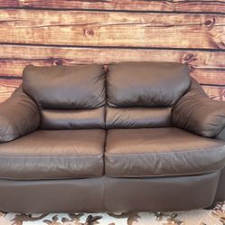 🚨🔥 STEAL DEAL – Brown Leather Loveseat ONLY $160! 🔥🚨