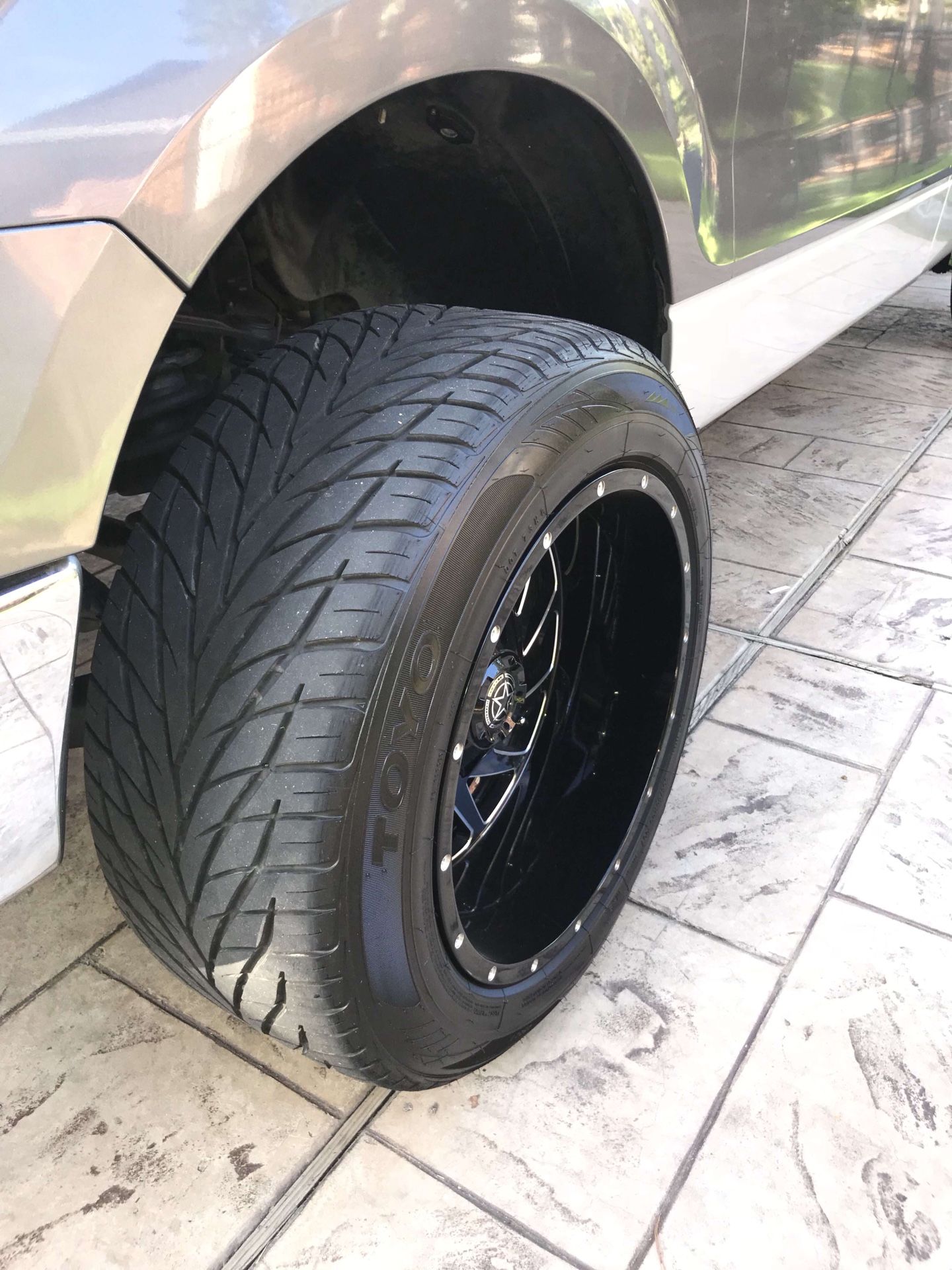 20X12 305/50R20 OFFER A PRICE. 4 WHEELS/TIRES