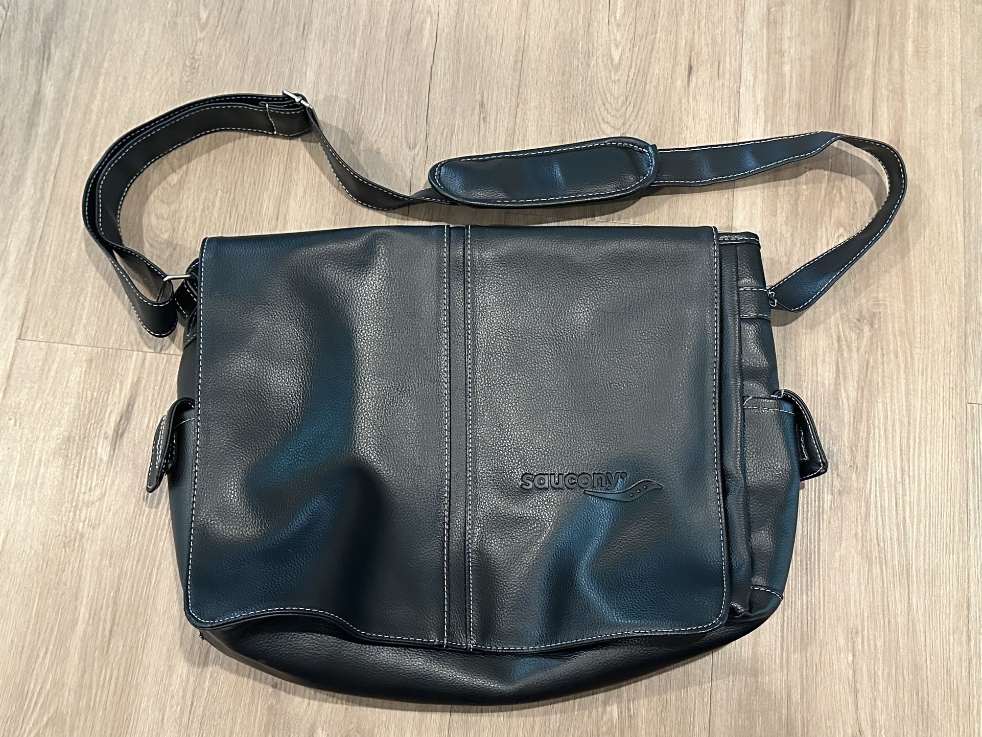 Saucony Vitronic A500BK Laptop Messenger Bag 15”