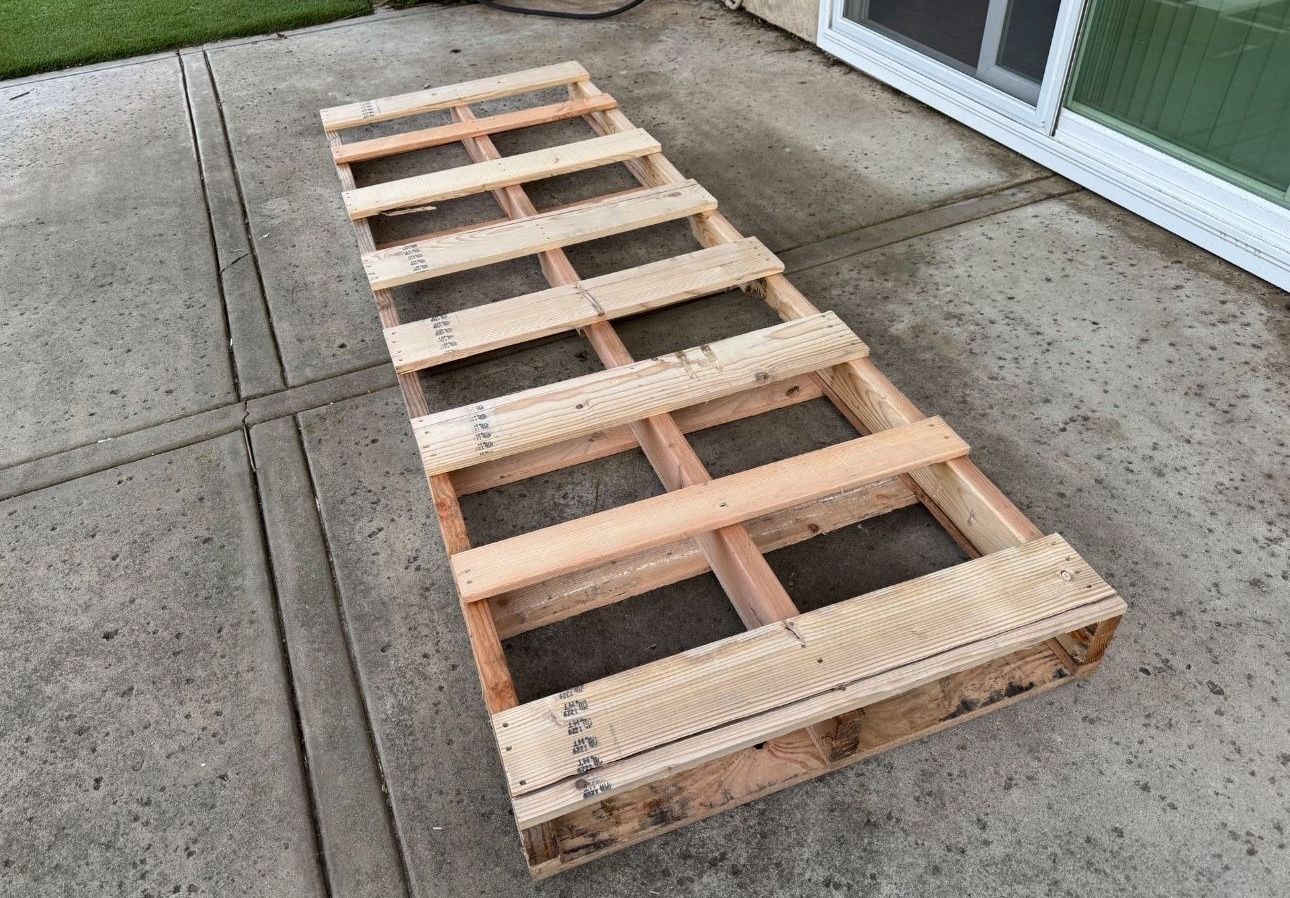 Large-Long Wooden Pallet