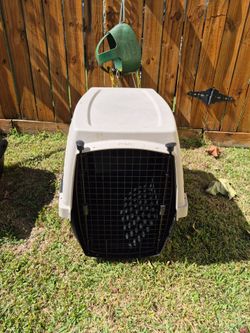 Nice Excellent Condition Medium Pet Crate.