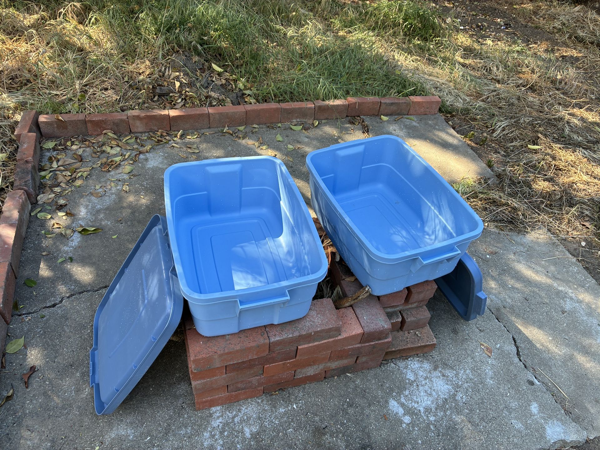 2 Storage Bins Rubbermaid