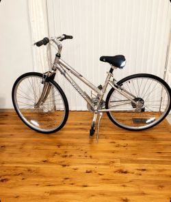 Giant Cypress DX Mountain Bike in Mint Condition