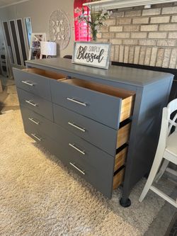 ✨✨GORGEOUS GRAY TALL AND BIG 8 DRAWER DRESSER✨✨