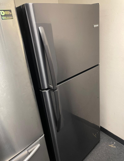 Frigidaire Top Mount Refrigerator Black - Efficient