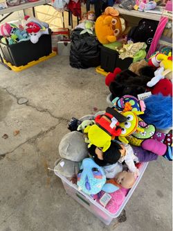 LOTS OF DISNEY PLUSH DISNEYLAND PLUSHIES AND MORE
