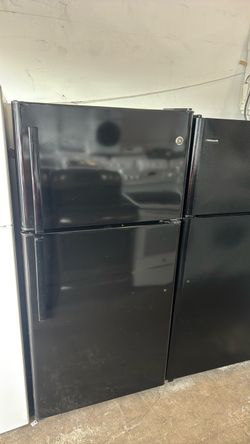 Black GE fridge