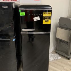 GALANZ GLR76TBKER 7.6 Cubic Ft Top Freezer 0O2