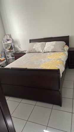 Cama doble con gabetero y mesitas de noche