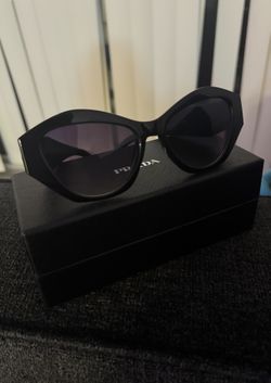 prada sun glasses