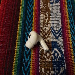 Apple Single RIGHT Earbud. A4037. 