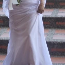 Beautiful Wedding Dress  Size  6-8  Taylor-made