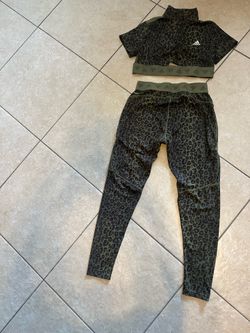 SLIGHTLY USED LADIES ADIDAS  TRAINING SET W/CROP TOP (CLEAN SMOKE/PET FREE) SIZE L
