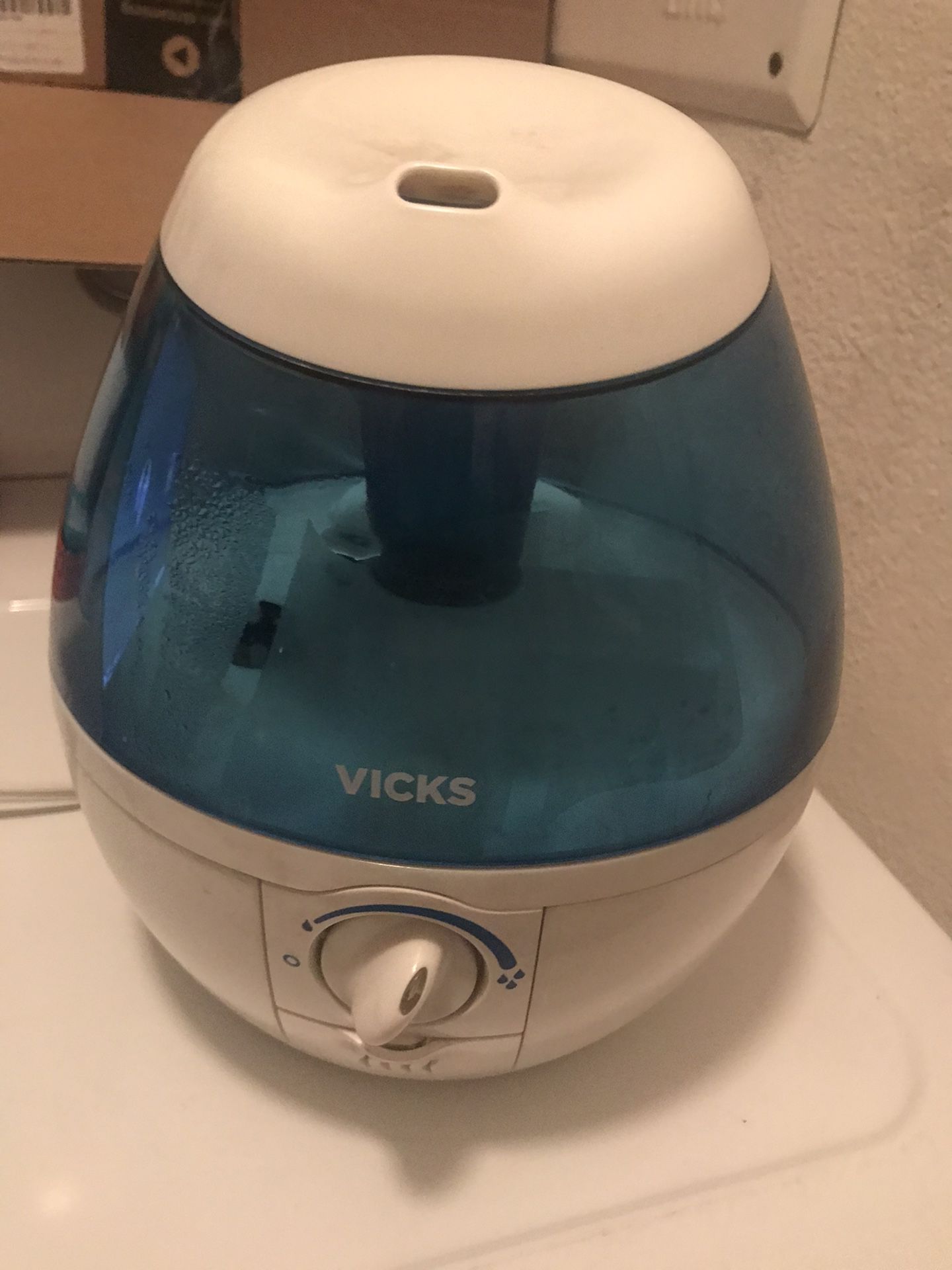 Vicks Mini Filter Free Cool Mist Humidifier Small Humidifier for Bedrooms, Baby, Kids Rooms, Auto-Shut Off, 0.5 Gallon Tank for 20 Hours of Moisturiz