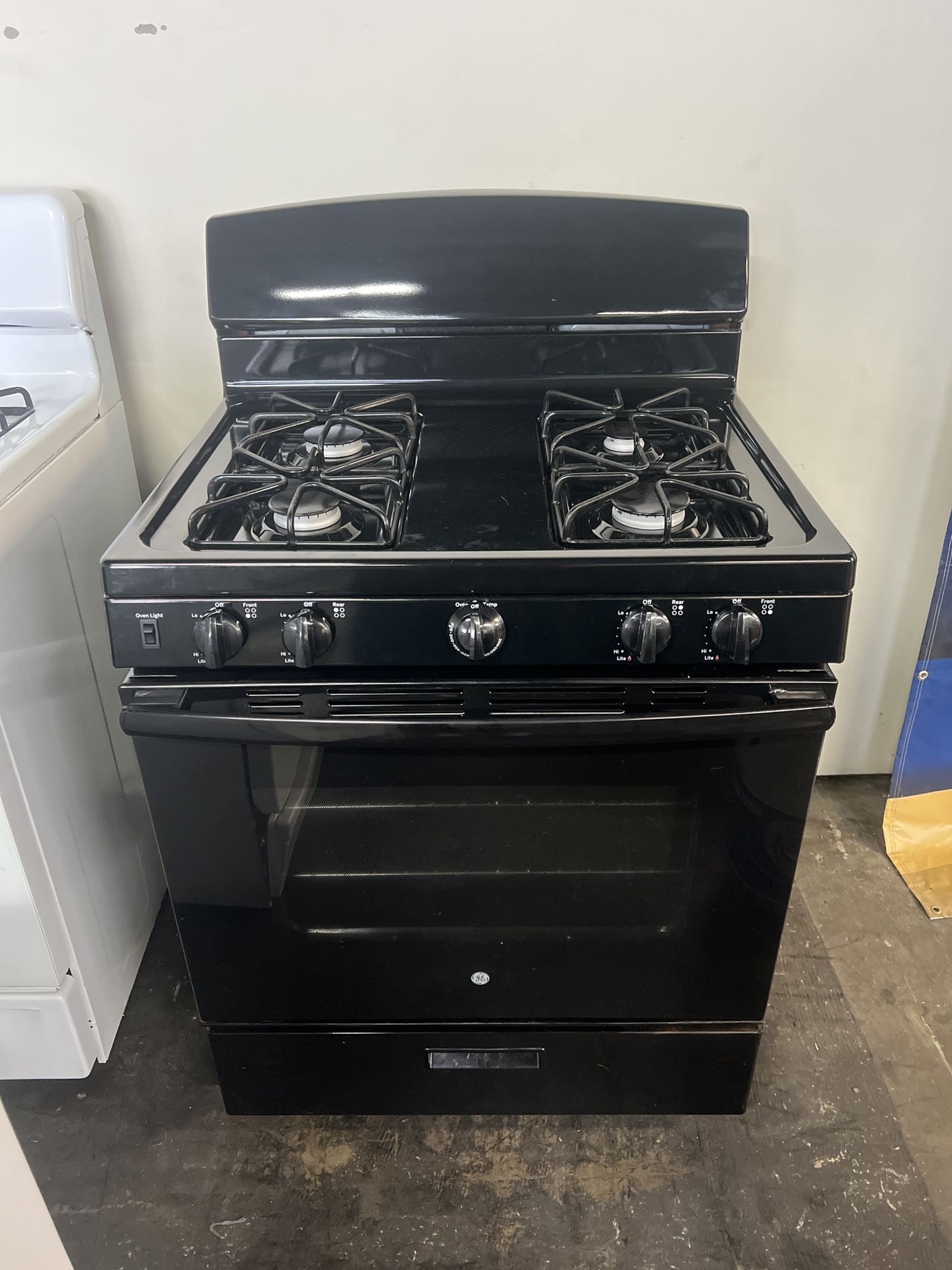 GE GAS STOVE IN GLOSS BLACK 30”WIDE