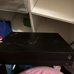 Xbox One  2 Controllers And Games 