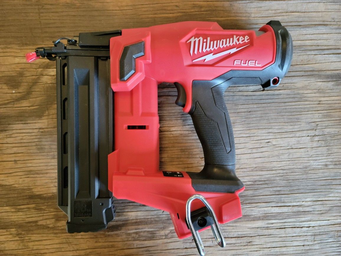 Milwaukee
M18 FUEL 18-Volt Lithium-Ion Brushless Cordless Gen II 18-Gauge Brad Nailer