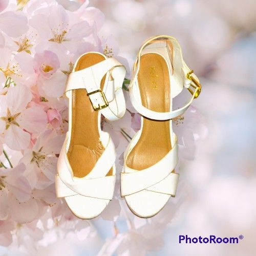 Women's Etc! White Floral Wedges Size 10