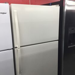 New Scratch And Dent Whirlpool 19 Cu Ft Top And Bottom Fridge. 1 year Warranty 