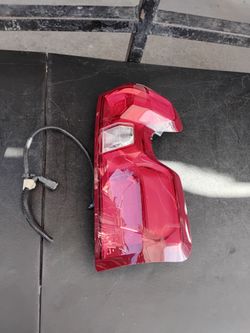 2019-2025 chevrolet silverado 1500 right passenger side tail light oem