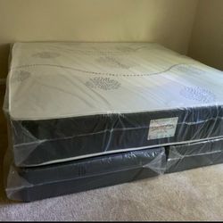 Queen Mattress _ Double Sides - Come With Free Box Spring - Free Delivery 🚚 Today
