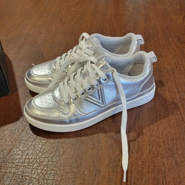 Vionic Women's Elise Sneakers New with original box Silver Size US 7.5,  
EUR 38 Wide.
New, with original box. Please see the photos.
Weight 1lb 13oz 