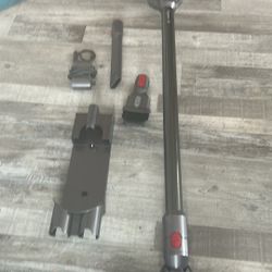 Dyson  V8