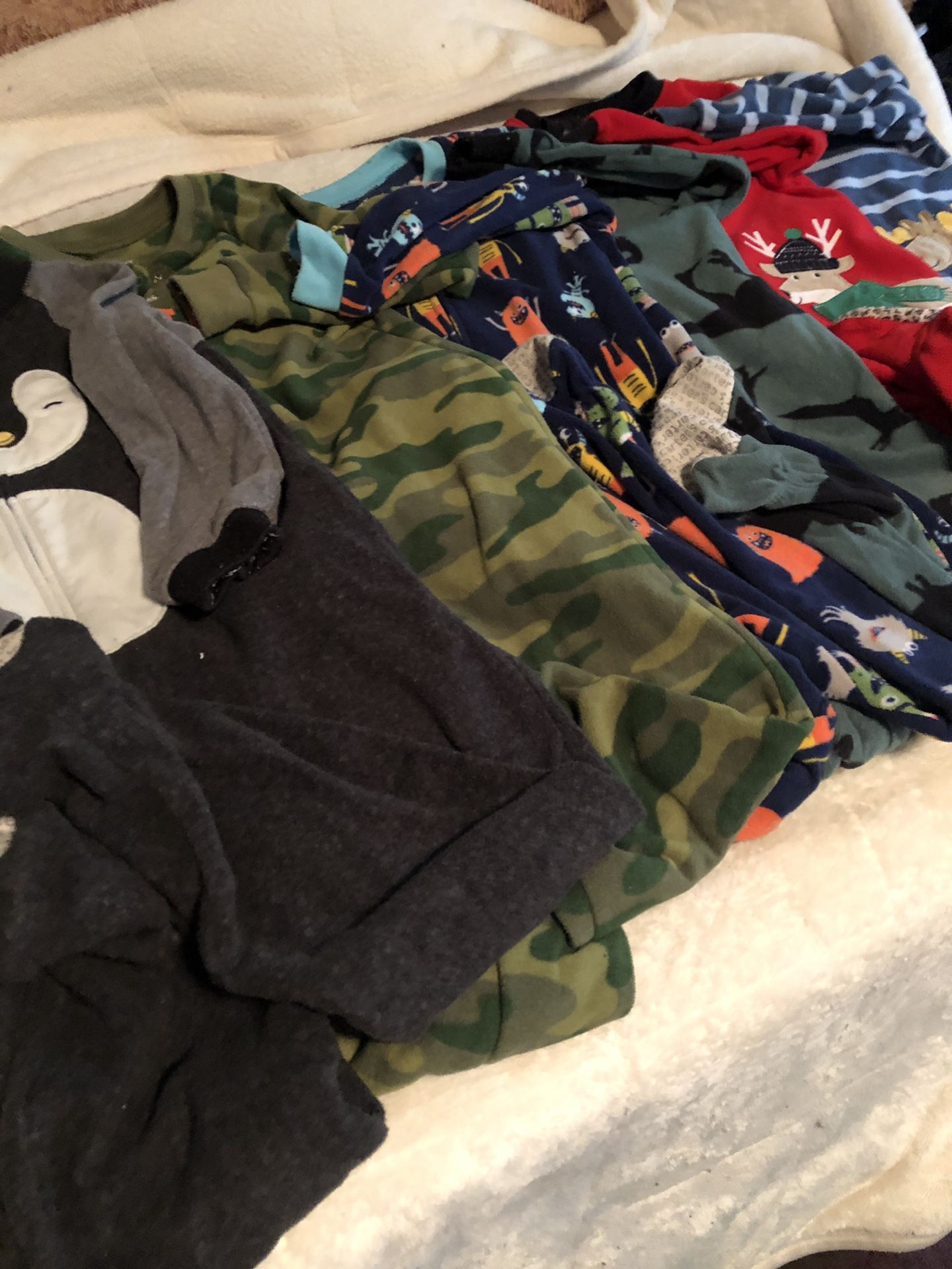 Carter’s 7 footed pajamas size 5