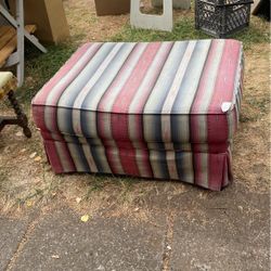 Gorgeous ottoman, very sturdy and comfy, well-made