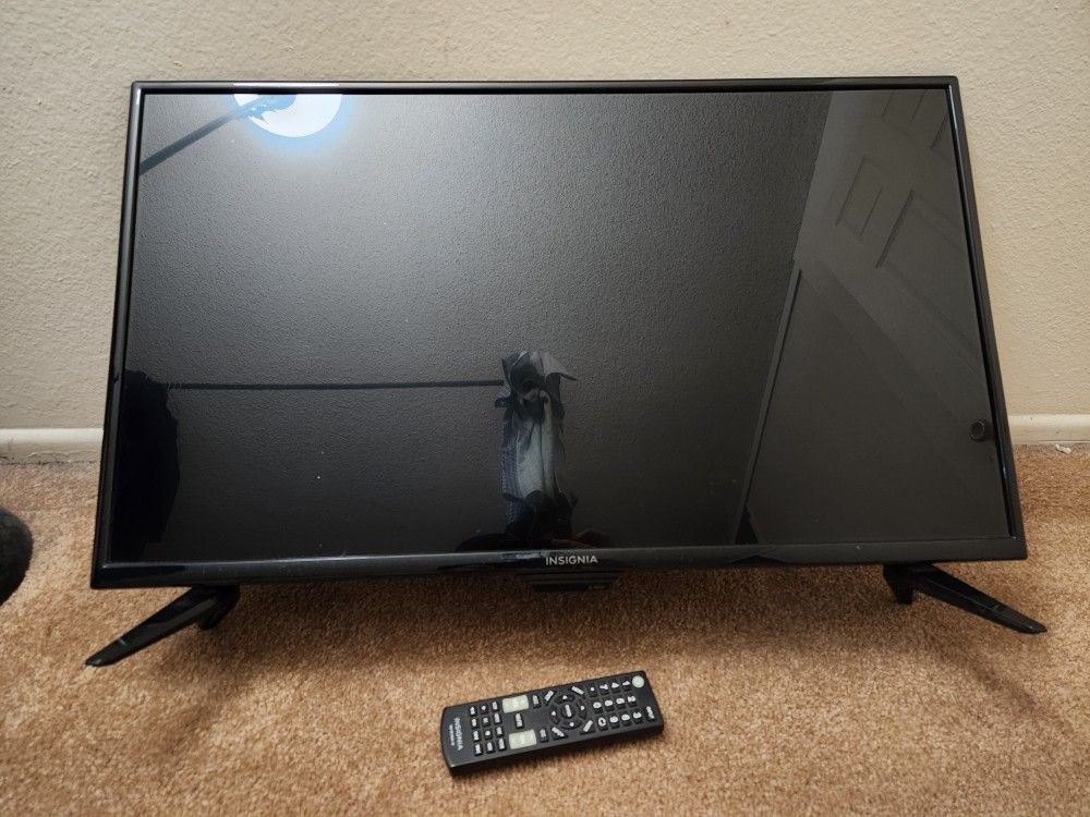 32 Inch Insignia Flat Screen TV