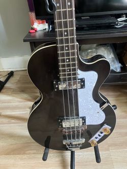 Black Semi-Hollow Hofner bass