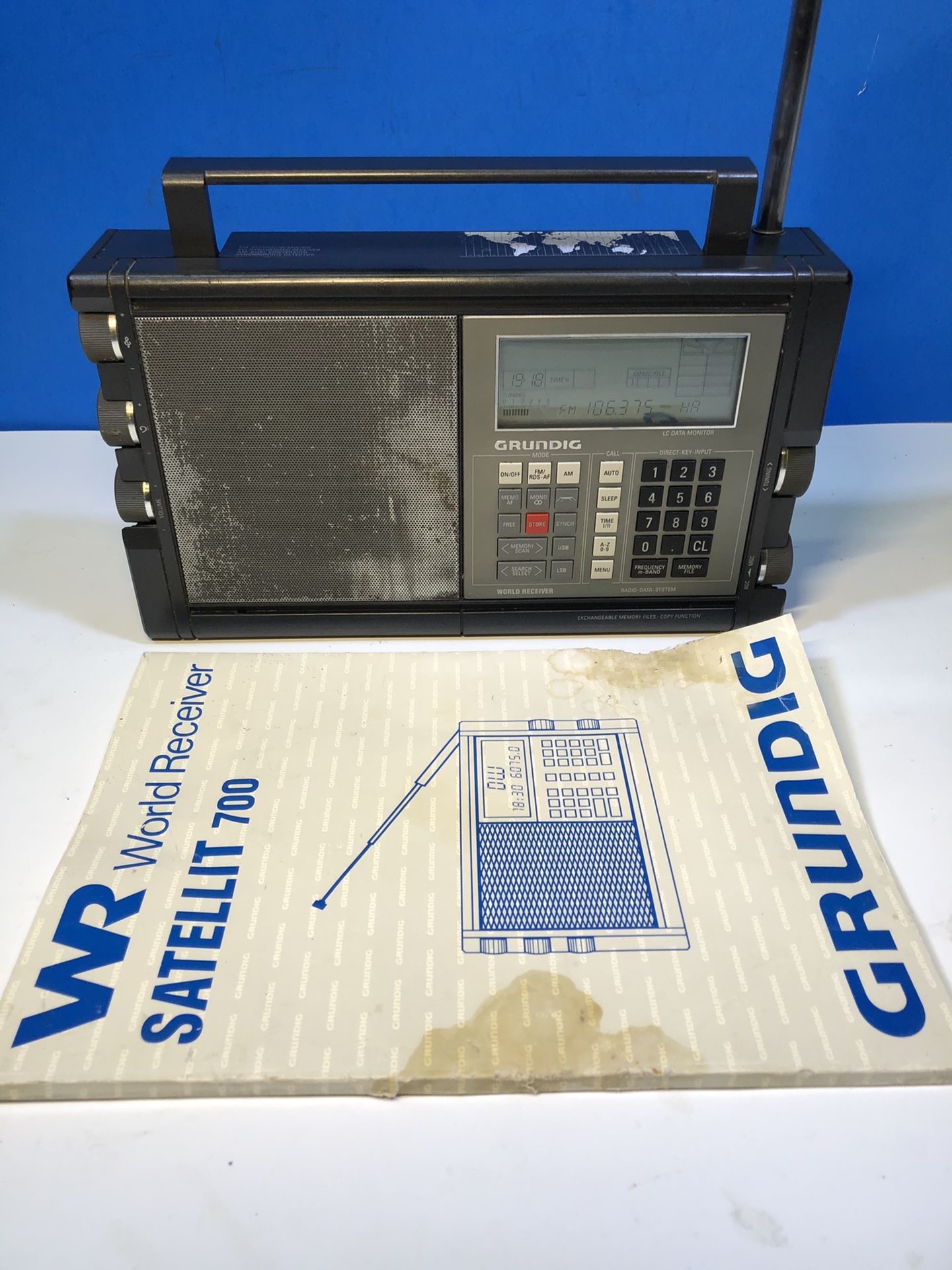 Grundig satellit 700 radio with manual