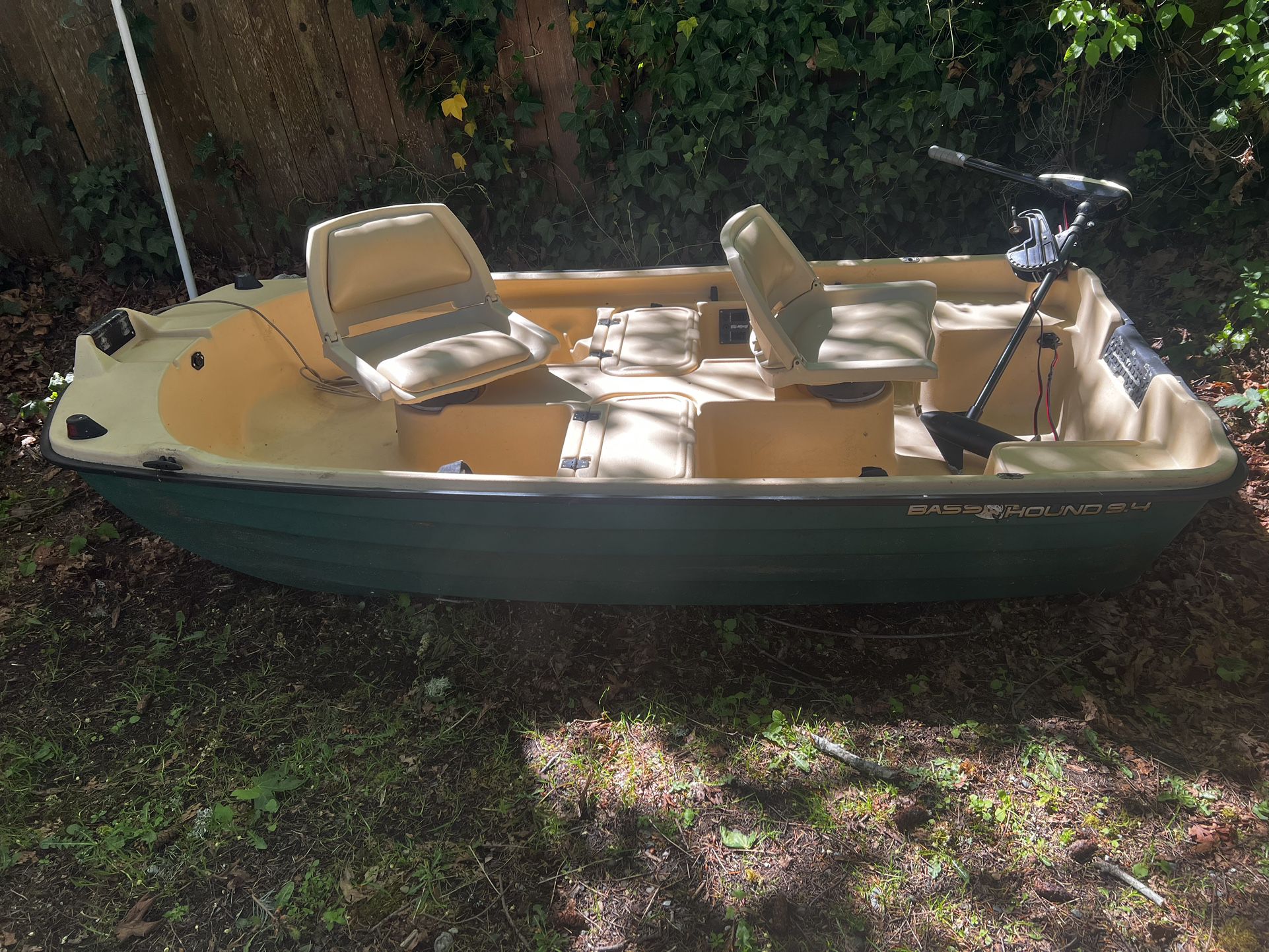 9.4’ Bass Tender Fishing Boat W/motor. 
