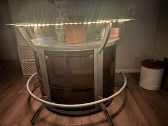 Made from a resistant metal structure with an elegant silver finish