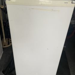 Mini Fridge W Freezer Rack