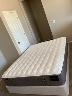 QUEEN STEARNS AND FOSTER MATTRESS AND FREE BOX SPRING