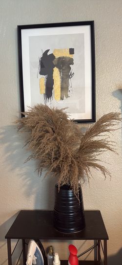 Two vases with pompas