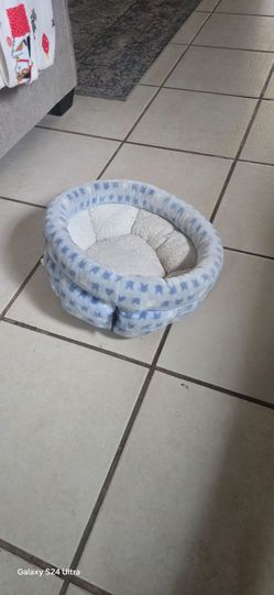 Dog/cat bed sm pet. $8 In FARMERSVILLE