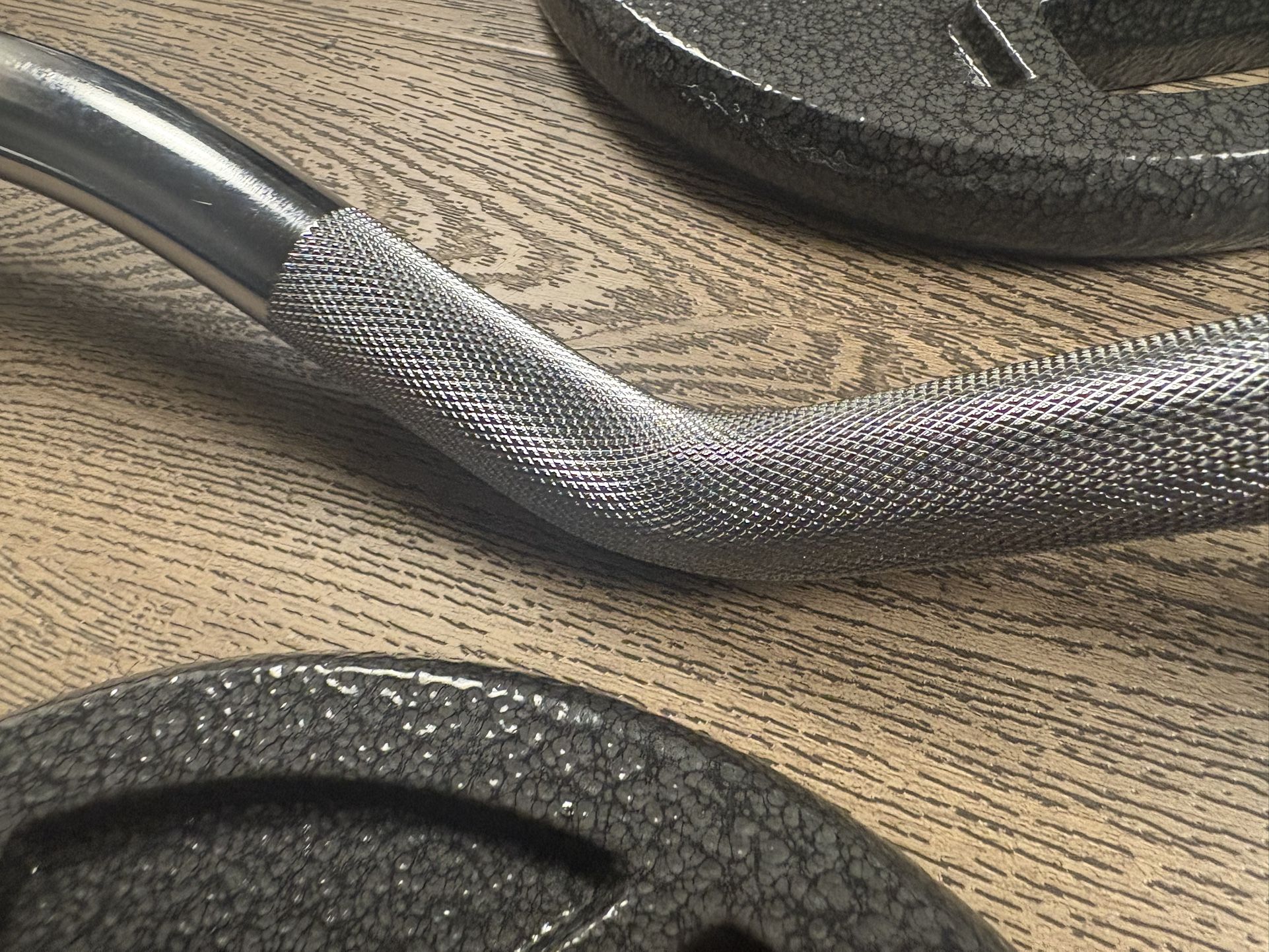 Beautiful BRAND NEW Curl Bar With Pair Of 25s And 10s