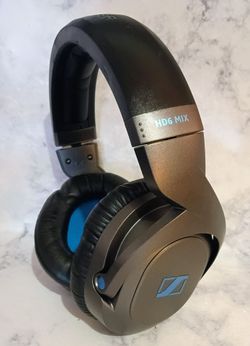 Sennheiser HD6 Mix, a pair of professional closed-back circumaural studio monitor headphones.