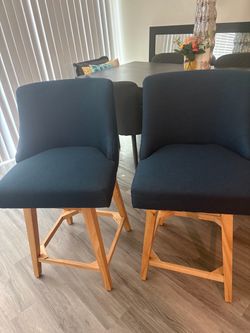 Bar stool high chair, it’s swivel around like new barely used my sister