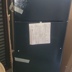 GE 28" REFRIGERATOR BRAND NEW CAN DELIVER 