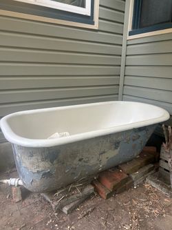 Clawfoot tub