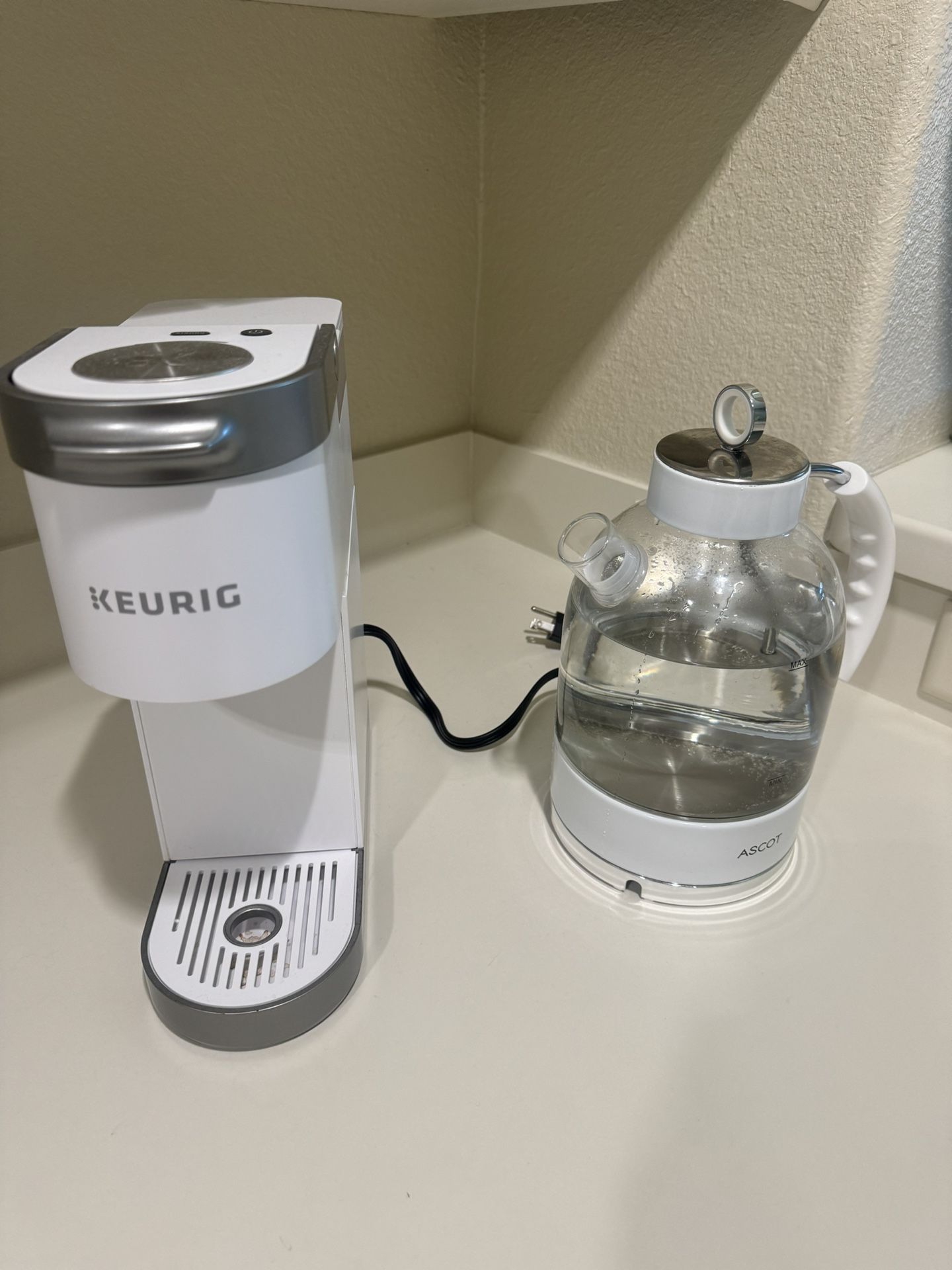 KITCHEN ITEMS: KEURIG, KETTLE, TOASTER OVEN, RICE COOKER, ETC